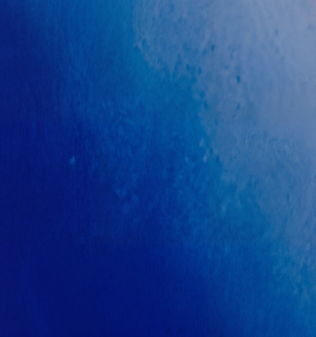 Background for Visa Cash App RB Formula 1 car speeding on the track, representing XMTrading’s sponsorship partnership.